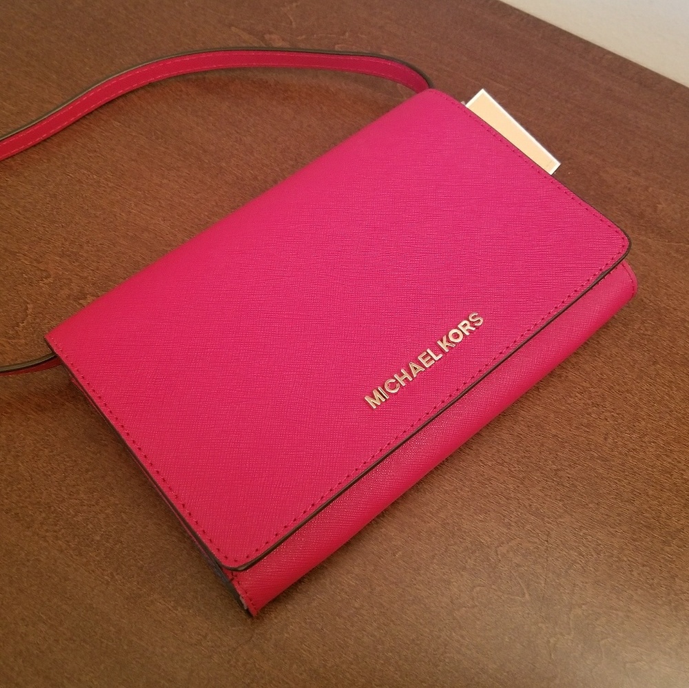 SALE! Michael Kors Crossbody Clutch.